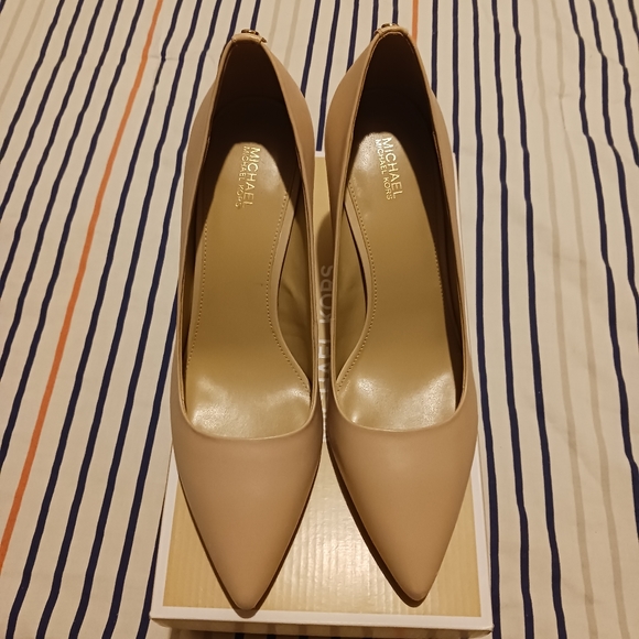 Michael Kors Dorothy Flex Pump Heel - Picture 9 of 11
